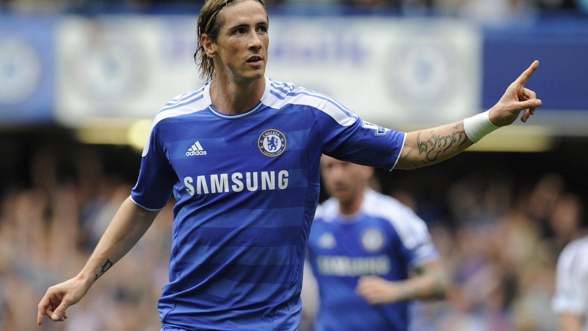 中锋与边锋配合默契,战术执行精准,边锋是中场还是前锋